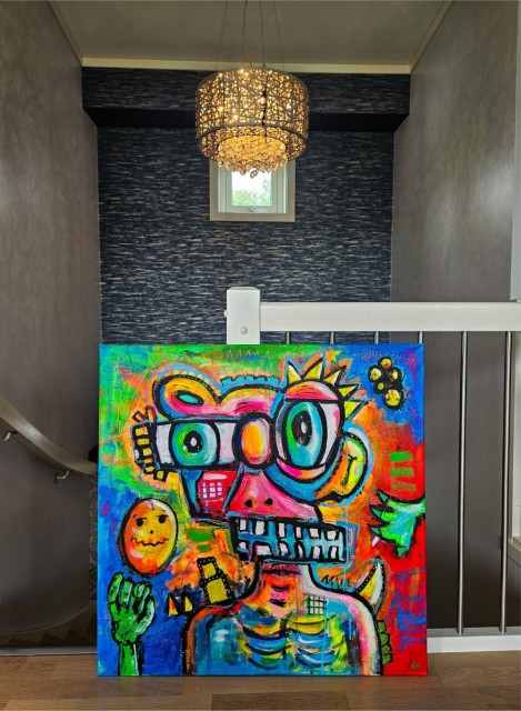 Fargerik kunst i interiør. Maleri med mye farger. 