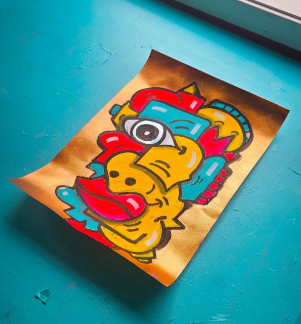Håndmalt maleri på papir. Kubisme pop art kunst i blått, gult, rødt og kobber farget bakgrunn. 