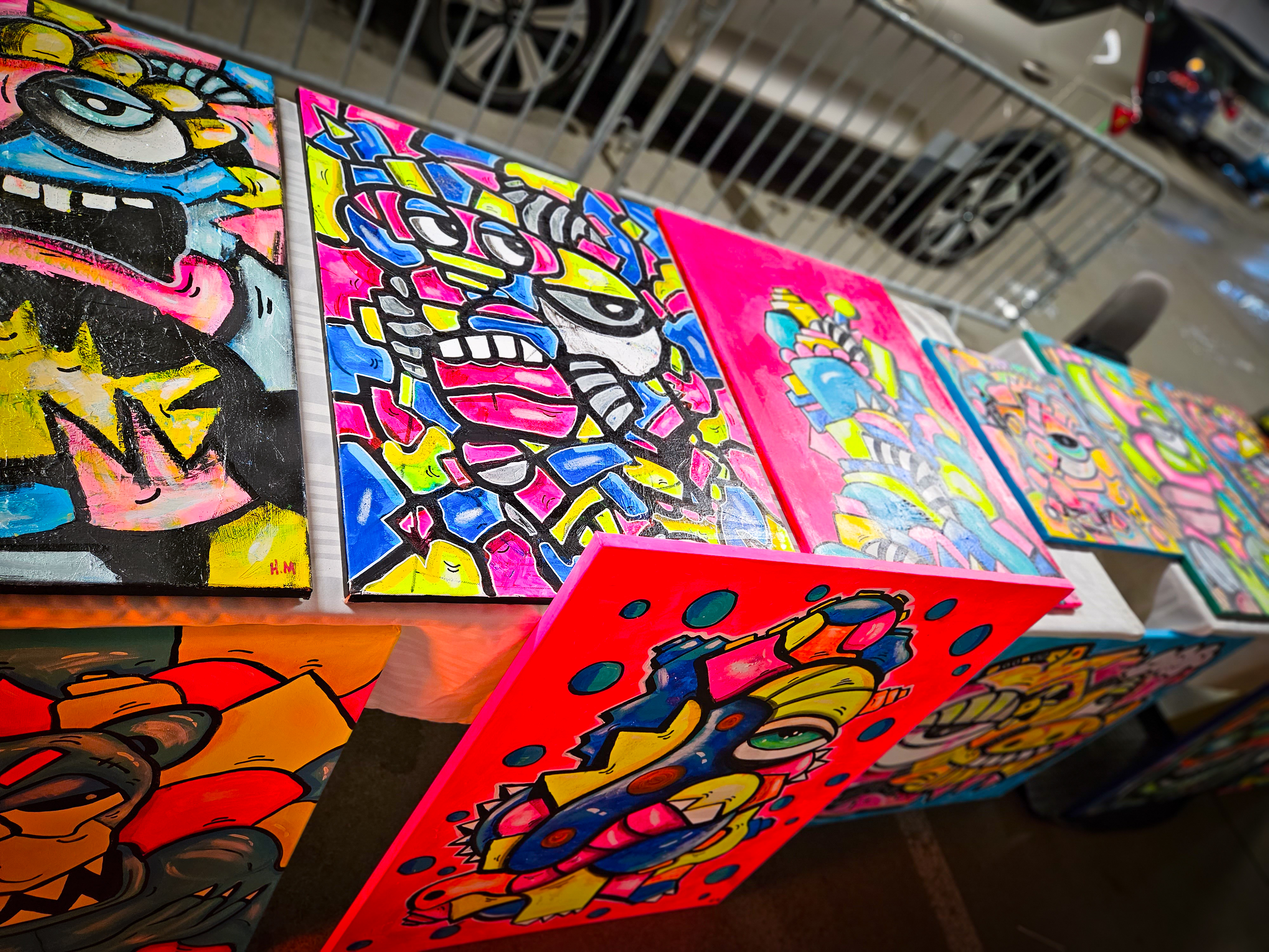 fargerike malerier i pop art stil på lerret
